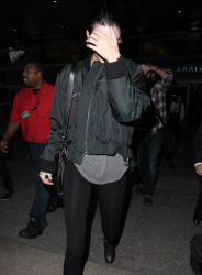 Kendall Jenner - Arriving at LAX airport, 2 января 2015 (55xHQ) ZtMjwdzh