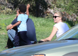 Sean Penn and Charlize Theron - enjoy a day the park in Studio City, California with Charlize's son Jackson on February 8, 2015 (28xHQ) AfIGjquI