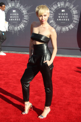 Miley Cyrus - 2014 MTV Video Music Awards in Los Angeles, August 24, 2014 - 350xHQ BMlrtrac