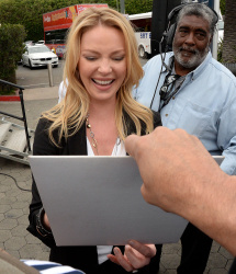 Katherine Heigl - on the set of Extra in LA, 28 января 2015 (44xHQ) BY7Fs05d