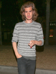 Andrew Garfield - Andrew Garfield & Emma Stone - Leaving an Arcade Fire concert in Los Angeles - May 27, 2015 - 108xHQ Cc1oqLq6