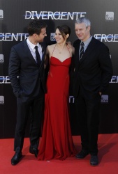 Theo James - Shailene Woodley, Theo James - на премьере фильма 'Divergent' at Callao Cinema, Мадрид, 3 апреля 2014 (302xHQ) CjR74Mjq