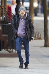Jesse Eisenberg - seen running errands in the West Village, NYC on April 2, 2015 - 5xHQ CxEj1Hes