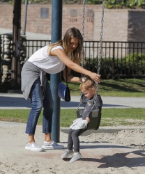 Jessica Alba - Jessica and her family spent a day in Coldwater Park in Los Angeles (2015.02.08.) (196xHQ) D6ZmPOa0