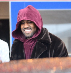 Kim Kardashian - At JFK Airport in New York City with Kanye West (2015. 02. 09) (44xHQ) D6leGZXR