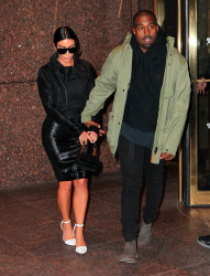 Kim Kardashian and Kanye West - Out and about in New York City, 8 января 2015 (54xHQ) DUkUSCVA