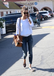 Alessandra Ambrosio - Out and about in Brentwood, 27 января 2015 (33xHQ) DwgOaaYt