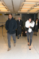 Kanye West - Kim Kardashian и Kanye West - Arriving at JFK airport in New York, 7 января 2015 (63xHQ) E2hkqNzB