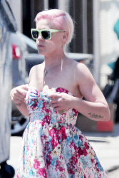 Pink - Picks up food at a local dinner in Los Angeles, 20 июля 2012 (16xHQ) EO8DYv8O