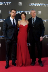Shailene Woodley, Theo James - на премьере фильма 'Divergent' at Callao Cinema, Мадрид, 3 апреля 2014 (302xHQ) EQpNuLXp