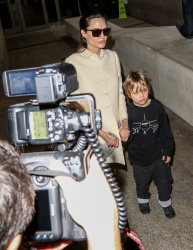 Angelina Jolie - LAX Airport - February 11, 2015 (185xHQ) EXgsVoFD