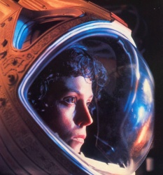 Ian Holm, Sigourney Weaver - постеры и промо стиль к фильму "Alien (Чужой)", 1979 (70хHQ) ErTEFJpU