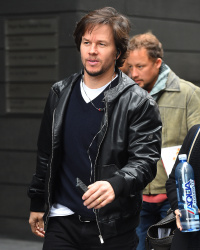 Mark Wahlberg - Mark Wahlberg - talking on his phone seen walking around New York City (December 14, 2014) - 19xHQ EwOC67Qx