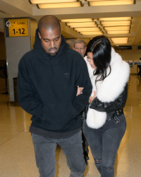 Kanye West - Kim Kardashian и Kanye West - Arriving at JFK airport in New York, 7 января 2015 (63xHQ) F9MOI5Fu
