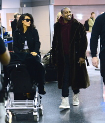 Kim Kardashian - At JFK Airport in New York City with Kanye West (2015. 02. 09) (44xHQ) FJW45str