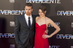 Theo James - Shailene Woodley, Theo James - на премьере фильма 'Divergent' at Callao Cinema, Мадрид, 3 апреля 2014 (302xHQ) FY8lfzft