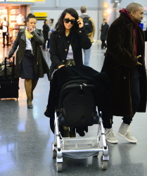 Kim Kardashian - At JFK Airport in New York City with Kanye West (2015. 02. 09) (44xHQ) FlIFqIvX