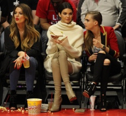 Cara Delavingne, Kendall Jenner and Khloe Kardashian - At the Basketball game, 7 января 2015 (23xHQ) FmgJyOtP