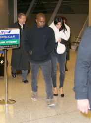 Kim Kardashian и Kanye West - Arriving at JFK airport in New York, 7 января 2015 (63xHQ) Fv4NhZUB