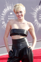 Miley Cyrus - 2014 MTV Video Music Awards in Los Angeles, August 24, 2014 - 350xHQ GiQYCyCl