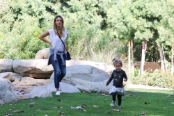 Jessica Alba - Jessica and her family spent a day in Coldwater Park in Los Angeles (2015.02.08.) (196xHQ) GvO1Dgwq