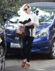 Scarlett Johansson - Out and about in LA - February 19, 2015 (28xHQ) I3pT57Hh