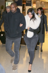 Kim Kardashian и Kanye West - Arriving at JFK airport in New York, 7 января 2015 (63xHQ) I67PjvbM