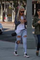 Amanda Bynes - spotted in West Hollywood looking healthy, 31 января 2015 (14xHQ) IJrYemZW