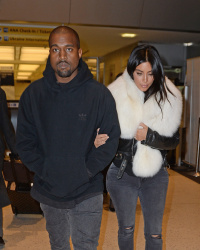 Kanye West - Kim Kardashian и Kanye West - Arriving at JFK airport in New York, 7 января 2015 (63xHQ) IPoBe98b