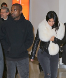 Kim Kardashian и Kanye West - Arriving at JFK airport in New York, 7 января 2015 (63xHQ) J8UZVY7e