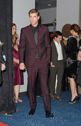 Liam Hemsworth - 2013 People's Choice Awards at the Nokia Theatre in Los Angeles, California - January 9, 2013 - 8xHQ JWCR6Wt3