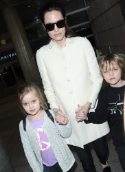 Angelina Jolie - LAX Airport - February 11, 2015 (185xHQ) KITqW5EB