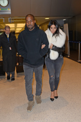 Kanye West - Kim Kardashian и Kanye West - Arriving at JFK airport in New York, 7 января 2015 (63xHQ) L1AuoY0v