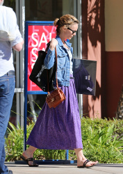 Vanessa Paradis - shops for picture frames at Aaron Brothers in Studio City, CA - February 10, 2015 (11xHQ) LGh7az1I