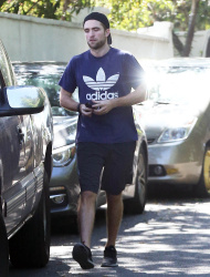 Robert Pattinson - is spotted leaving a friend's house in Los Angeles, California on March 20, 2015 - 15xHQ LRd86X0g