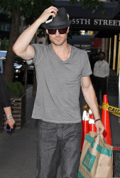 Ian Somerhalder - spotted doing some grocery shopping in NYC - May 17, 2012 - 9xHQ MNLjNOtB