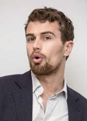 Theo James - "Insurgent" press conference portraits by Armando Gallo (Beverly Hills, March 6, 2015) - 23xHQ Mezc98rn