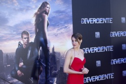 Shailene Woodley, Theo James - на премьере фильма 'Divergent' at Callao Cinema, Мадрид, 3 апреля 2014 (302xHQ) MiHj1lRi