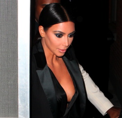 Kim Kardashian and Kanye West - In New York, 8 января 2015 (42xHQ) Mvh9caxX