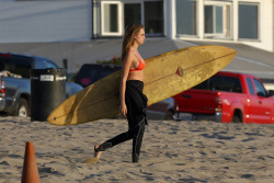 Cara Delevingne - on the beach in Malibu, 9 января 2015 (19xHQ) NJ69x92C