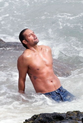Josh Holloway - Shooting commercial for Davidoff's Cool Water (07.12.2008) - 7xHQ OdIS7Jj3