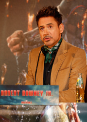 Gwyneth Paltrow & Robert Downey Jr. - “Iron Man 3″ press conference at Hotel Bayerischer Hof in Munich, Germany (April 12, 2013) - 4xHQ Ol2yB5ky