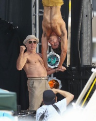 Zac Efron & Robert De Niro - On the set of Dirty Grandpa in Tybee Island,Giorgia 2015.04.30 - 140xHQ PKwFAE1a