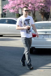 Nicholas Hoult - stopped for a quick coffee break in LA - March 17, 2015 - 9xHQ PlD8JiCD