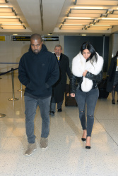 Kim Kardashian и Kanye West - Arriving at JFK airport in New York, 7 января 2015 (63xHQ) QT4lpLGm