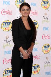 Selena Gomez - At the FOX's 2014 Teen Choice Awards, August 10, 2014 - 393xHQ QjMGzohs