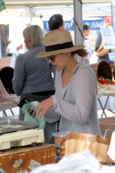 Elizabeth Olsen - At Farmers' Market in Studio City, 18 января 2015 (17xHQ) QvgN6NK3