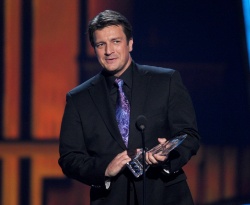 "Nathan Fillion" - Nathan Fillion - 39th Annual People's Choice Awards at Nokia Theatre in Los Angeles (January 9, 2013) - 28xHQ RSYNFiFa