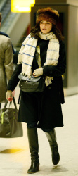 Rachel Weisz - Arriving at Heathrow Airport in London, 30 января 2015 (21xHQ) RSsfc1jd