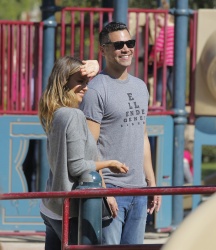 Jessica Alba - Jessica and her family spent a day in Coldwater Park in Los Angeles (2015.02.08.) (196xHQ) RtrW63wM
